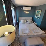 The White House 3*