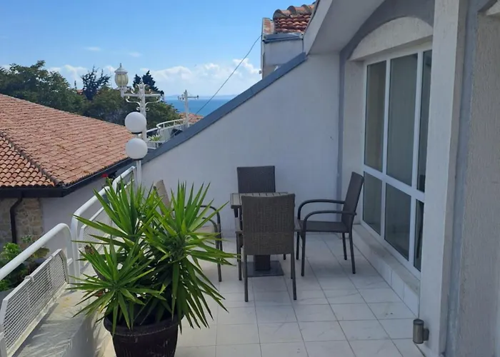 Guest house The White House